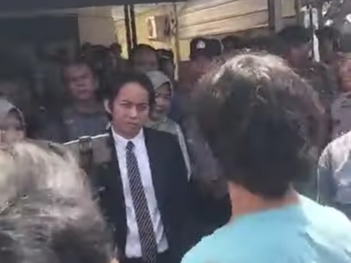 Kuasa hukum keluarga Putri Apriyani, Toni RM, disela-sela rekonstruksi di Mapolres Indramayu, Kamis (12/9/2025)