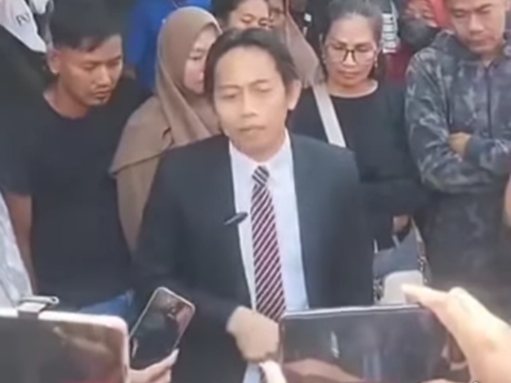 Kuasa hukum keluarga korban Putri Apriyani, Toni RM, memberikan keterangan kepada awak media di Mapolres Indramayu, Jumat (12/9/2025)