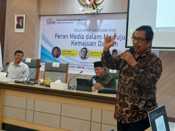 Wakil Ketua Umum Serikat Media Siber Indonesia (SMSI), Yono Hartono, memberi pemaparan dihadapan OPD di Indramayu
