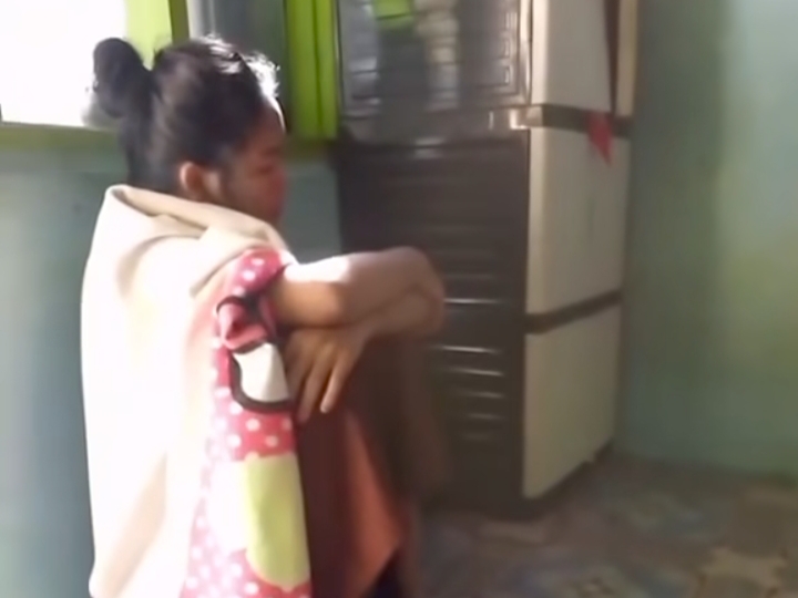 Siswi kelas XII SMK Muhammadiyah Kandanghaur, Adelia Nur Safitri, mengurung diri di kamar karena tidak bisa ikut ujian gegara punya tunggakan biaya sekolah. 