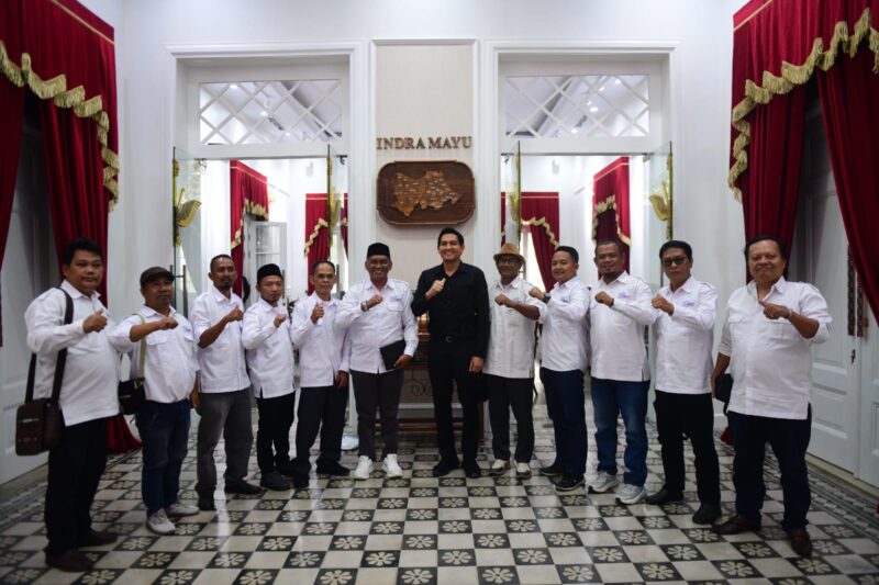 Pengurus SMSI Indramayu bersama Bupati Indramayu Lucky Hakim