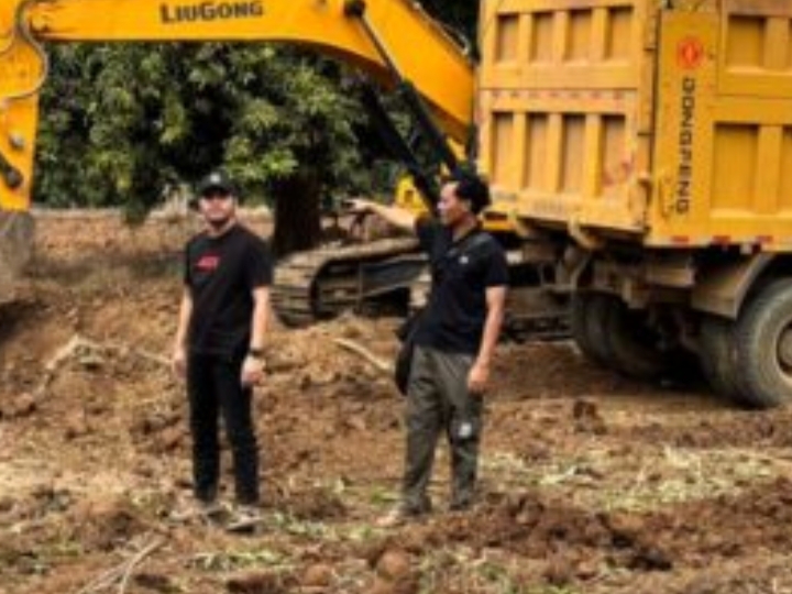 Polisi gerebek tambang tanah ilegal di Desa Tunggul Payung, Kecamatan Lelea, Indramayu, Selasa (21/10/2025).
