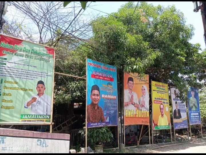 Spanduk atau baliho para bakal calon Kuwu menghiasi di jalan-jalan Desa Singaraja, Indramayu