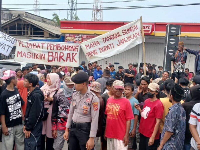 Ratusan warga yang tergabung dalam Aliansi Warga Eretan Wetan Bersatu menggelar aksi besar-besaran dengan memblokade Jalur Pantura Indramayu, Jumat (7/11/2025).
