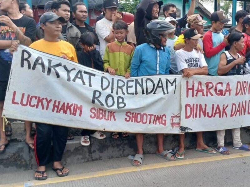 Ratusan warga yang tergabung dalam Aliansi Warga Eretan Wetan Bersatu menggelar aksi besar-besaran dengan memblokade Jalur Pantura Indramayu, Jumat (7/11/2025).