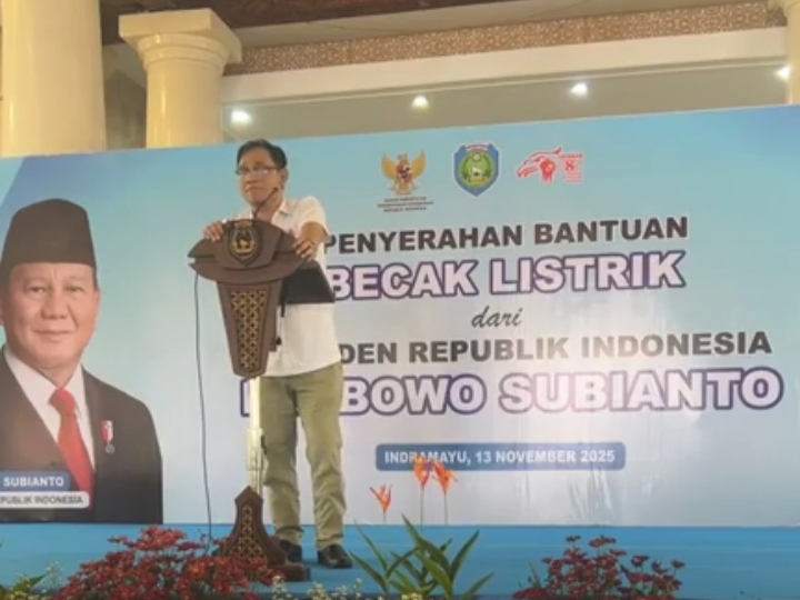 Ketu BP Taskin Budiman Sujatmiko memberikan sambutan acara penyerahan 100 becak listrik di Pendopo Indramayu, Kamis (13/11/2025)