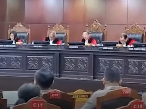 Mahkamah Konstitusi membacakan putusan melarang Polisi aktif isi jabatan sipil: harus mundur atau pensiun, Kamis (13/11/2025)