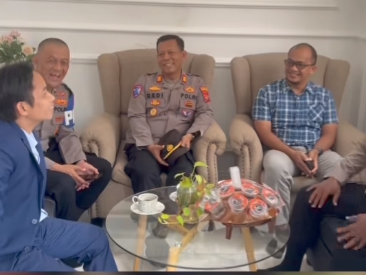 Kapolsek Balongan serta jajaran menemui Pengacara Toni RM di Kantor Toni RM & Partner's, Jumat (14/11/2025)