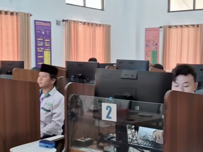 Sebanyak 122 peserta dari berbagai desa menjalani tes tertulis berbasis komputer di Pusat Bahasa Universitas Wiralodra (Unwir) Indramayu, Jumat (14/11/2025).
