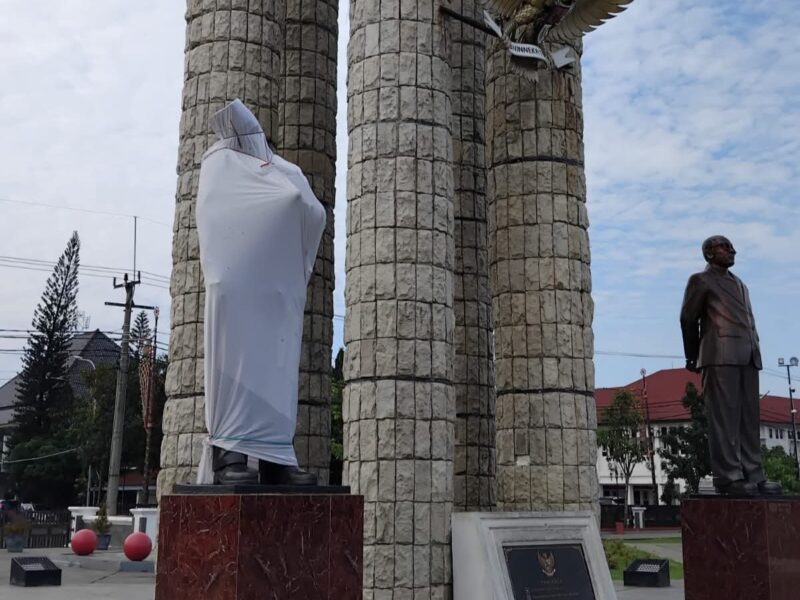 Patung Proklamator Ir. Soekarno di Alun-alun Indramayu tampak ditutupi kain putih