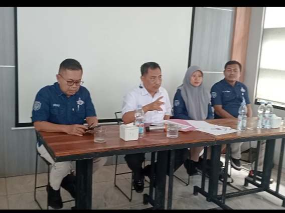 Direktur Utama PDAM Tirta Darma Ayu, Nurpan (tengah) didampingi Kepala SPI, Bagian Keuangan dan Humas PDAM Indramayu menggelar konferensi pers, Selasa (18/11/2025)