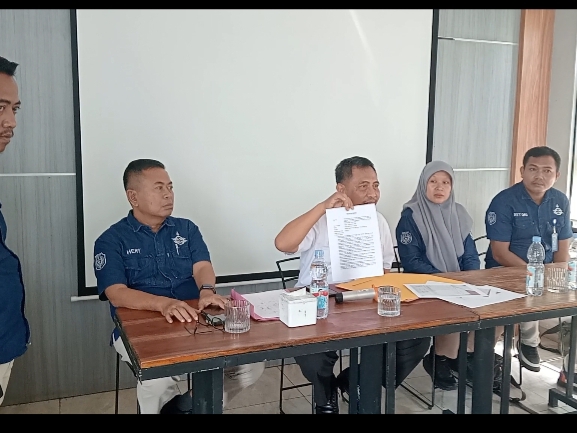Direktur Utama PDAM Tirta Darma Ayu, Nurpan (tengah) didampingi Kepala SPI, Bagian Keuangan dan Humas PDAM Indramayu menggelar konferensi pers, Selasa (18/11/2025)