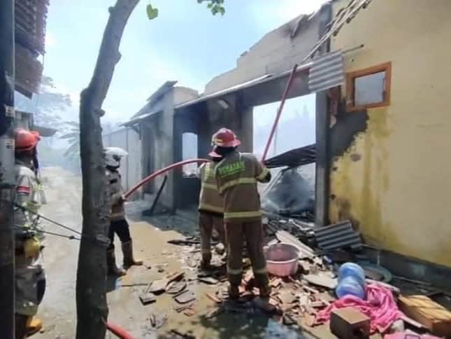 Ledakan Diduga Petasan Hanguskan Rumah di Telukagung Indramayu, Selasa (25/11/2025)