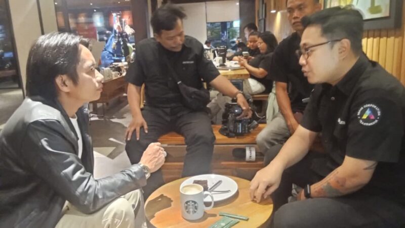 Praktisi Hukum Toni RM berbincang dengan salah satu reporter usai mengisi program Trans TV, Sabtu (13/12/2025) malam. 