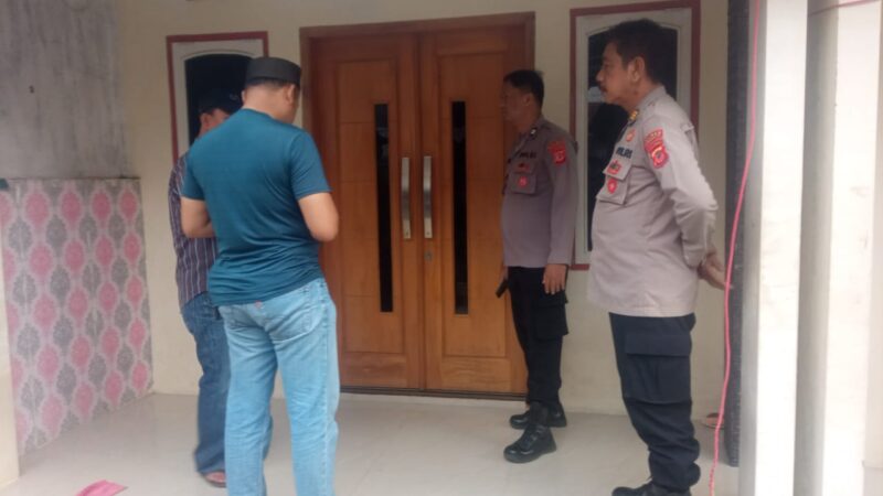 Polisi mendatangi TKP di kediaman Slamet Caryo di Desa Karangampel Lor