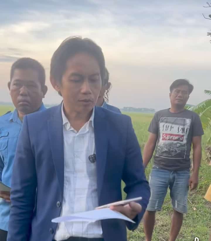 Pengacara Toni RM bersama kliennya, Tardi, meninjau dua lokasi sawah yang menjadi objek sengketa: Blok Kalianyar (atau Blok Kedung) dan Blok Nambok Desa Waru Kecamatan Lohbener, Rabu (3/12/2025)