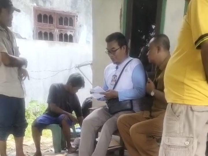 Ketua Panitia Pilwu Singajaya Maftukhin (tengah kaos)bersama timnya mendatangi kediaman tim sukses nomor urut 1 yang mengumpulkan C6.