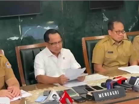 Menteri Dalam Negeri Tito Karnavian saat memberikan keterangan penonaktifan Bupati Aceh Selatan selama 3 bulan, Selasa (9/12/2025)
