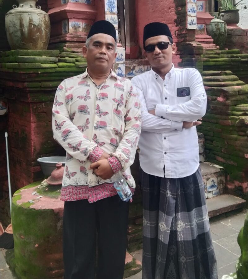 Kuwu terpilih Desa Singajaya Khaerul Anam (berkacamata) dan Abdul Syukur 