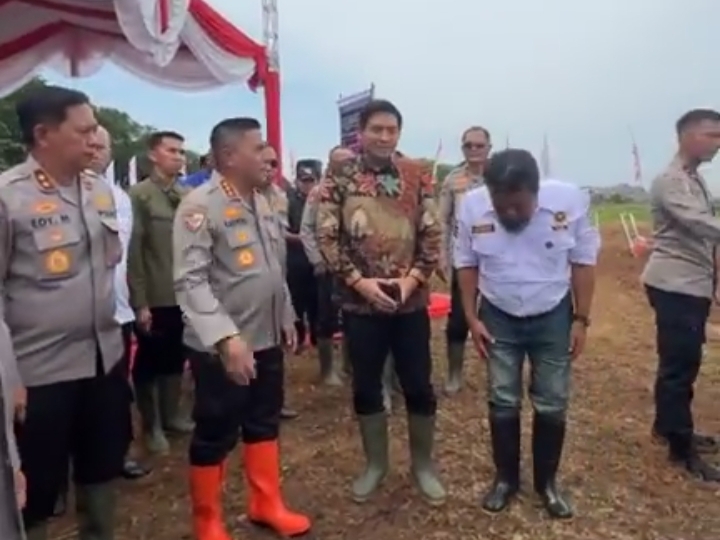 Bupati Indramayu Lucky Hakim dampingi Kabaharkam Polri Komjen Karyoto saat menghadiri kegiatan penanaman jagung di Blok Pecuk, Desa Sindang, Kamis (11/12/2025).