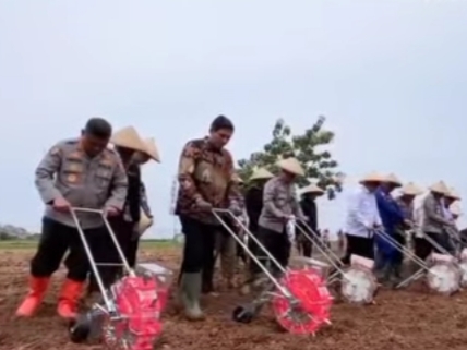 Bupati Indramayu Lucky Hakim dampingi Kabaharkam Polri Komjen Karyoto saat menghadiri kegiatan penanaman jagung di Blok Pecuk, Desa Sindang, Kamis (11/12/2025).