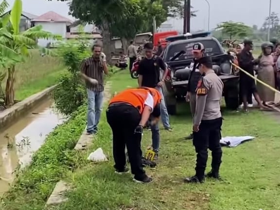 Polisi melakukan olah TKP penemuan jasad bayi di Tukdana, Indramayu, Senin (15/2025)