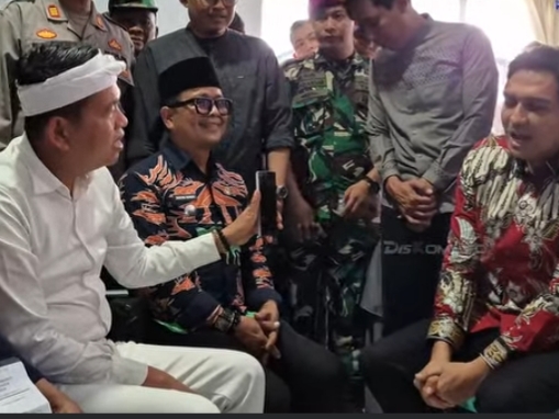 Gubernur Jawa Barat Dedi Mulyadi didampingi Bupati Lucky Hakim mengunjungi dan berdialog dengan korban banjir rob di Desa Eretan, Kecamatan Kandanghaur, Kamis (18/12/2025)