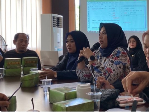 Rapat pleno pengupahan UMK Indramayu 2026 di Disnaker Indrmaayu, Jumat (18/12/2025)