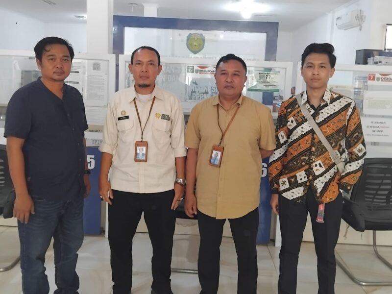 Kuasa hukum keluarga PMI Depresi Nurlaela, Kuswanto Pujiantono, S.H (kiri) Staf LTSA Indramayu, Ali Imron dan Agus Gustapul (tengah) dan asisten Kuswanto