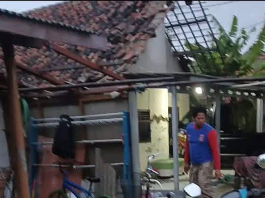 Diterjang Angin Kencang Tengah Malam, Puluhan Rumah Warga Anjatan Rusak, Minggu (18/1/2026)
