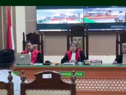 Majelis Hakim membacakan putusan sela menolak eksepsi terdakwa eks polisi Alvian Maulana Sinaga, Selasa (27/1/2026)