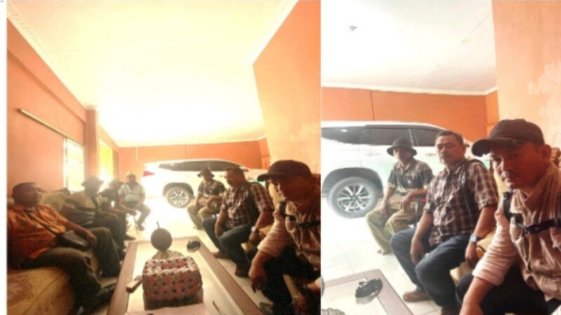 Lima petani tebu mitra PT PG Rajawali II Unit PG Jatitujuh mendatangi Kantor Hukum Khalimi & Partner's untuk mencari perlindungan hukum , Senin (2/3/2026)
