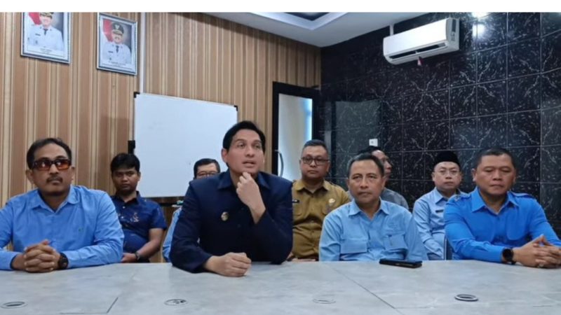 Bupati Indramayu Lucky Hakim (tengah) dan Direksi PDAM Indramayu memberikan klarifikasi terkait air keruh dan terganggunya pasokan air di sejumlah wilayah Kabupaten Indramayu, Senin (30/3/2026)