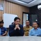 Bupati Indramayu Lucky Hakim (tengah) dan Direksi PDAM Indramayu memberikan klarifikasi terkait air keruh dan terganggunya pasokan air di sejumlah wilayah Kabupaten Indramayu, Senin (30/3/2026)