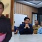 Kolase: Ketua LBH Ghazanfar Pahmi Alamsah (kiri) dan Bupati Indramayu Lucky Hakim (tengah) dan Direksi PDAM Indramayu saat memberikan klarifikasi terkait air keruh dan terganggunya pasokan air di sejumlah wilayah Kabupaten Indramayu, Senin (30/3/2026)