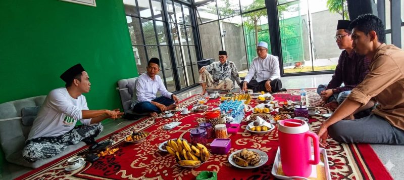 Ketua Pembina Griya Aswaja Indramayu Ade Syaefudin (kiri) Ketua PWNU Jawa Barat KH Juhadi Muhammad (ketiga dari kiri)