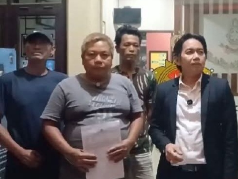 Pengacara Toni RM dampingi korban dugaan penipuan tenaga kerja ke Jepang di Mapolres Indramayu, Selasa (4/3/2026) malam