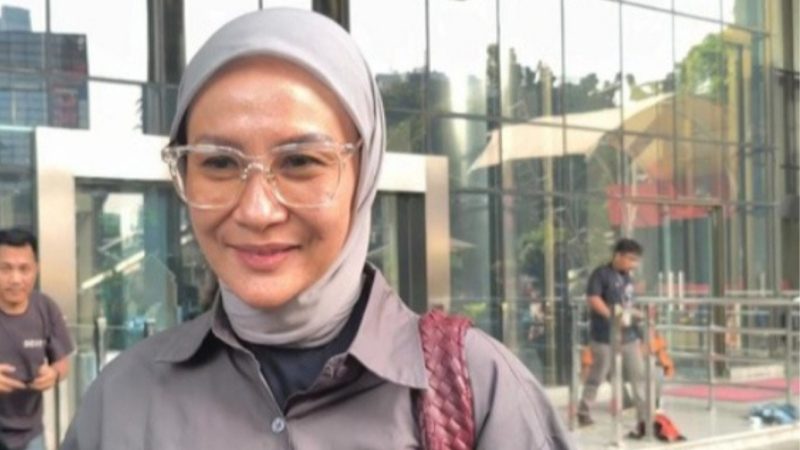 Istri politikus PDIP, Ono Surono, yaitu Setyowati Anggraini Saputro , usai menjalani pemeriksaan di Gedung KPK, Selasa (7/4/2026)