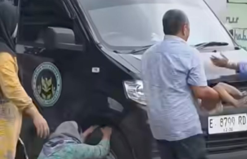 Tangkapan layar : seorang perempuan teriak histeris di dekat mobil pengangkut MBG di Krangkeng Kabupaten Indramayu 