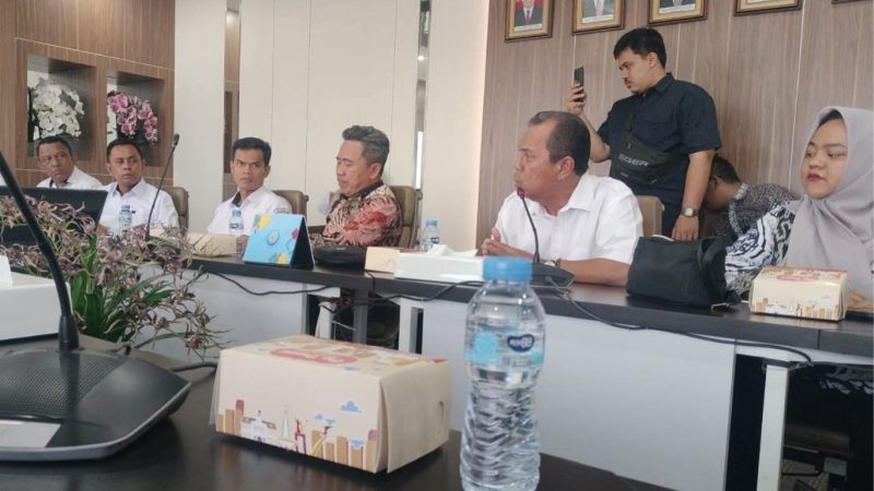 DPRD Indramayu mempertemukan Koalisi Masyarakat Pesisir Indramayu (KOMPI) dengan pihak Dirjen Perikanan Budidaya KKP untuk membahas langsung aspirasi serta kekhawatiran warga terkait dampak proyek di wilayah tambak Pantura, Senin (13/4/2026)
