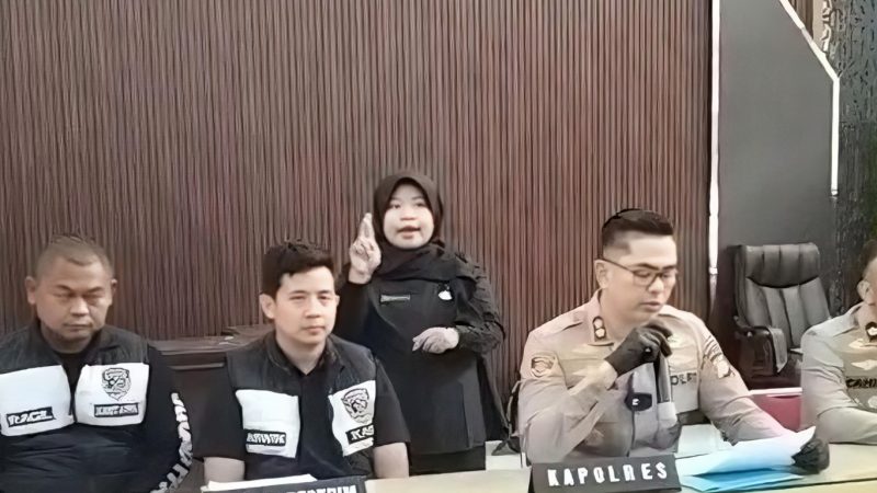 Kapolres Indramayu, AKBP Mochamad Fajar Gemilang, didampingi Kasatreskrim dan Kanit  PPA memberikan keterangan pers yang digelar di Mapolres Indramayu,Rabu (15/4/2026).