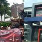 Kolase: Aliansi Nasabah Karya Remaja Indramayu (ANKRI) menggelar aksi demonstrasi jilid VII di depan Kejaksaan Agung RI, Kamis (23/4/2016) (kiri) dan Kantor BPR Karya Remaja Indramayu yang sudah dibekukan OJK. 