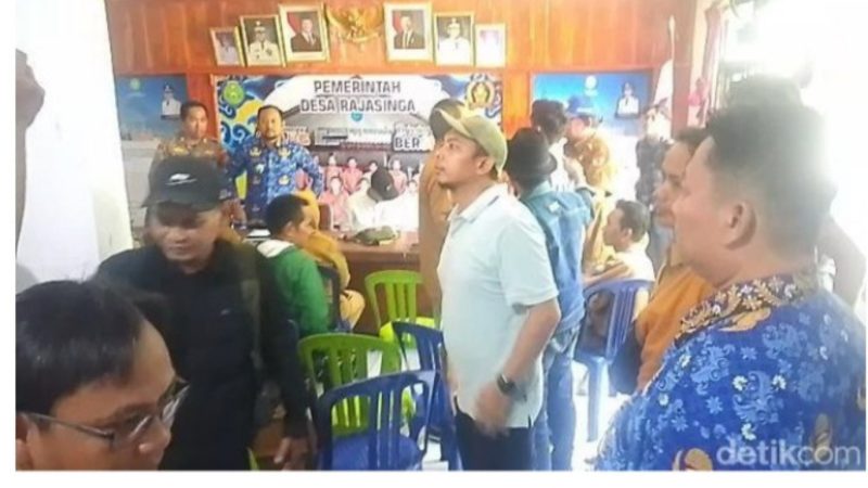 Sejumlah warga ricuh bongkar dugaan pungli PTSL di Balai Desa Rajasinga, Senin (27/4/2026)