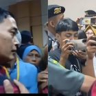Eks Penasehat Hukum terdakwa Priyo dan Ririn, Ruslandi (baju merah) emosi di ruang persidangan pembunuhan satu keluarga di Indramayu
