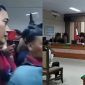 Eks penasehat hukum terdakwa Ririn dan Priyo, Ruslandi (baju merah) Suasana sidang pembunuhan satu keluarga di Indramayu (kanan)