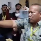 Adik ipar korban H Sahroni, Zulhelpi, meluapkan emosi di ruang persidangan pembunuhan satu keluarga di Paoman Indramayu 