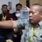 Adik ipar korban H Sahroni, Zulhelpi, meluapkan emosi di ruang persidangan pembunuhan satu keluarga di Paoman Indramayu 