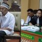 Kolase Foto : Priyo Bagus Setiawan saat bersaksi dalam sidang pembunuhan satu keluarga dengan terdakwa Ririn Rifanto (kiri) Penasehat hukum terdakwa, Toni RM dan dari YLKBH Petanan (kanan)