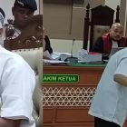 Terdakwa Priyo Bagus Setiawan saat menjelaskan dan memwpetagakan di hadapan majelis hakim terkait saat pembuahan satu keluarga di Paoman Indrmaayu itu terjadi, Rabu (20/5/2026)