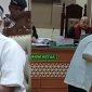 Terdakwa Priyo Bagus Setiawan saat menjelaskan dan memwpetagakan di hadapan majelis hakim terkait saat pembuahan satu keluarga di Paoman Indrmaayu itu terjadi, Rabu (20/5/2026)